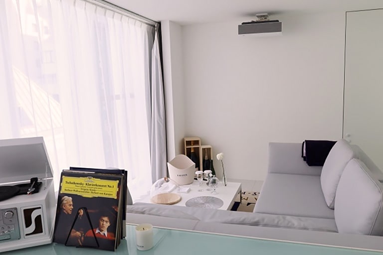 写真上部、天井に据え付けられているのが「HU715QW」