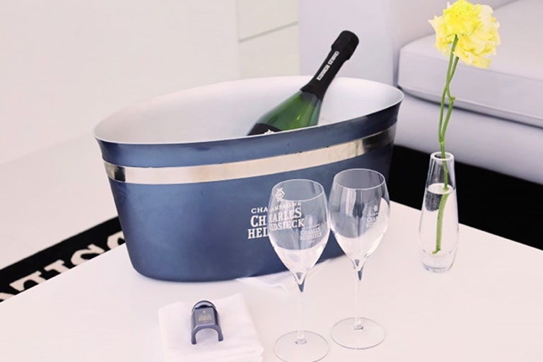 テーブルの上には、シャンパーニュが置いてありました。​