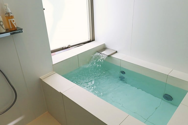 浴室ももちろん白。常に最適な温度の湯が張られた​「エニータイムバス」