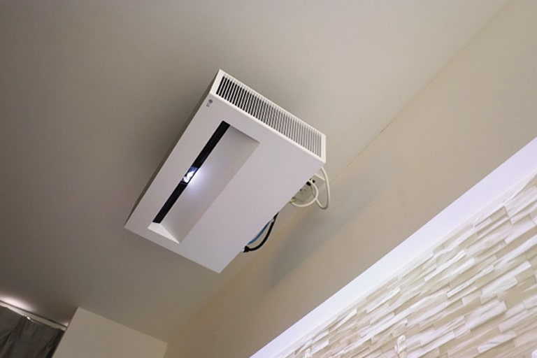 天井に据え付けられた「HU715QW」​