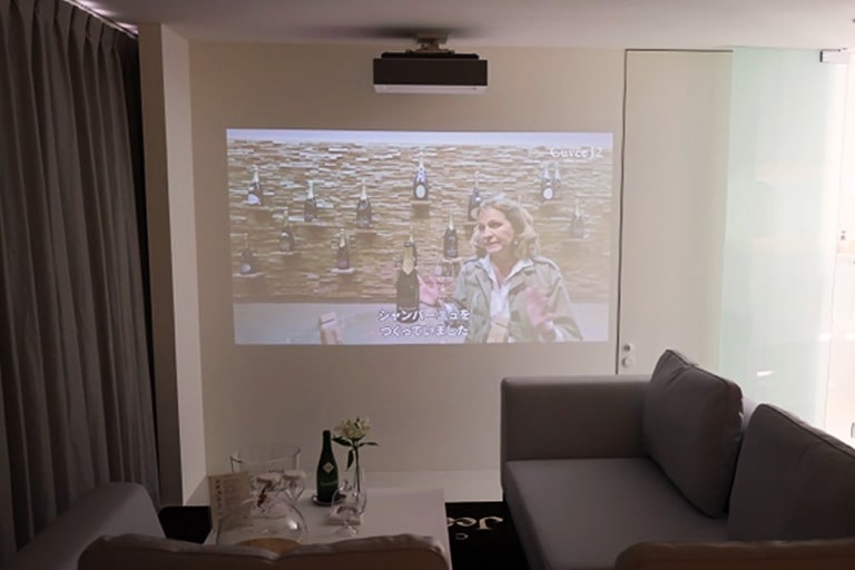 客室ごとに異なるメゾンをテーマにしているため、​見られるムービーは部屋によって異なります​