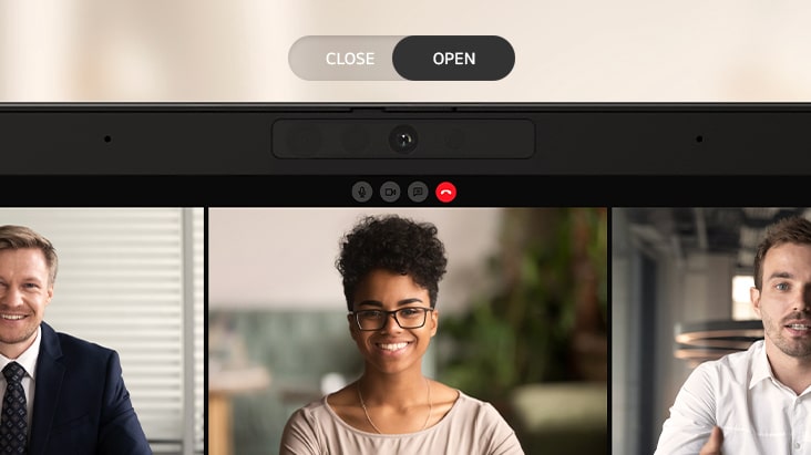 ノートパソコンのウェブカムプライバシー機能を提示する動画。 「開いている」ウェブカムはアクティブでライトがついている。3人の参加者とのビデオ通話に、ウェブカムが使用されていることがわかる。 シャッターをスライドすればすぐにウェブカムを閉じることができ、画面は即座にオフになる。 ノートパソコンのウェブカムプライバシー機能を提示する動画。 「開いている」ウェブカムはアクティブでライトがついている。3人の参加者とのビデオ通話に、ウェブカムが使用されていることがわかる。 シャッターをスライドすればすぐにウェブカムを閉じることができ、画面は即座にオフになる。