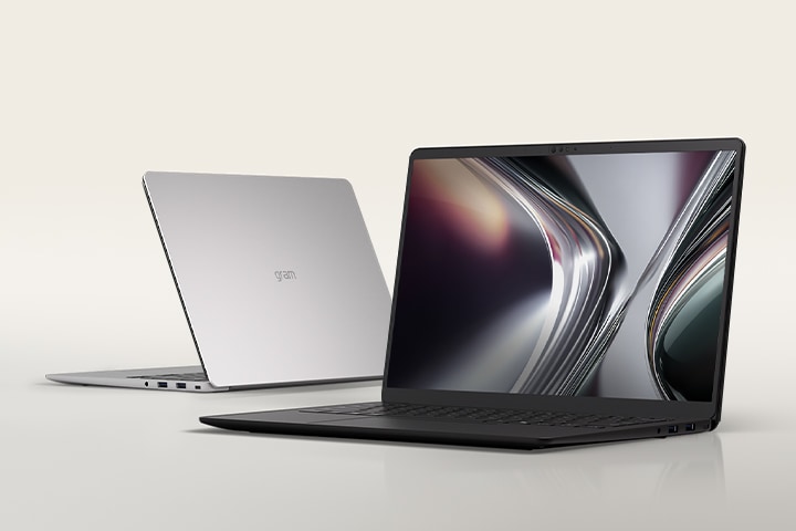 この画像は、明るいニュートラルな背景に2台のLG gram Bookノートパソコンが写っており、1台はディスプレイを見せるために開かれ、もう1台はスリムなプロファイルとすっきりとした背面デザインを強調するために斜めに配置されています。