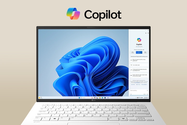 スクリーンの上にWindows Copilotロゴ、ディスプレイにWindows Copilotのインターフェースを表示したノートパソコン。大型画面を備えた美しいデザインと、バックグラウンドのWindows 11インターフェースを示している。