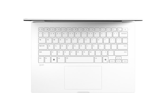 開いているgramノートパソコンの画像。画面にはデータダッシュボードが映し出され、製品の下に表示された「27.5時間」と「77 Wh」の文字が長いバッテリー駆動時間を表している。