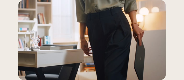 動画では超スリムな本体の LG gram をさまざまな角度からご覧いただけます。