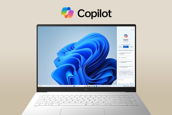 スクリーンの上にWindows Copilotロゴ、ディスプレイにWindows Copilotのインターフェースを表示したノートパソコン。大型画面を備えた美しいデザインと、バックグラウンドのWindows 11インターフェースを示している。