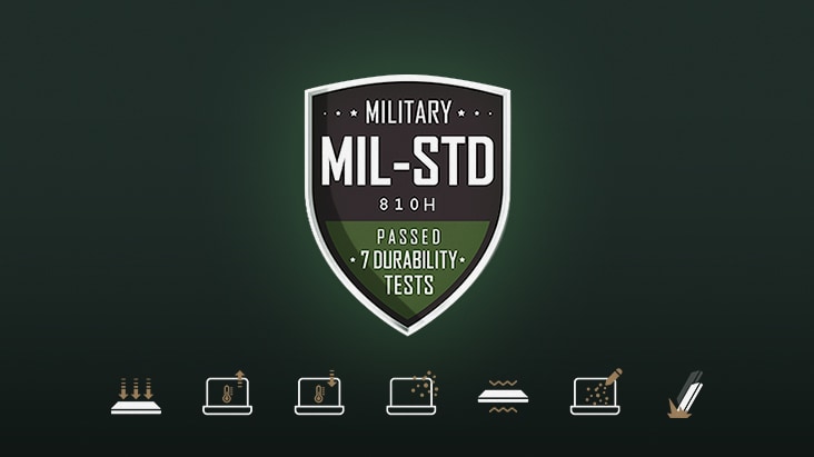 MIL-STD-810H軍用耐久性認定バッジの画像。軽量かつ高耐久性のこのノートパソコンが、7つの耐久性試験に合格したことを示している。バッジの下には、さまざまな試験条件を視覚的に表す一連のアイコンが表示されている。これには衝撃、振動、温度変化、粉塵暴露、およびその他の環境ストレスシナリオが含まれる。これは試験済みの耐久性基準を強調し、日常の使用やモバイルワーク環境におけるこの高耐久性のノートパソコンの信頼性を示している。