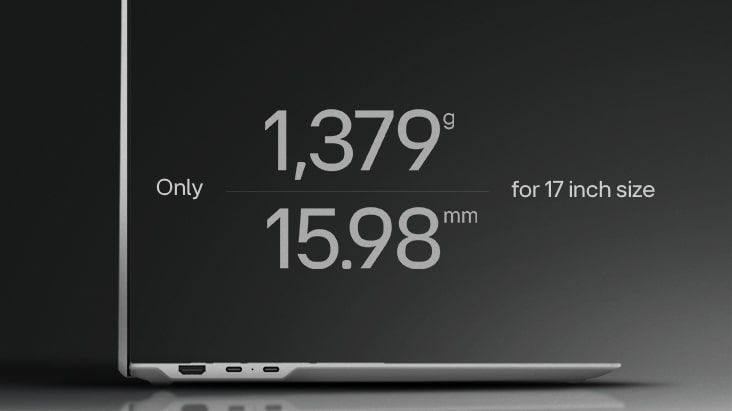 gram pro 17インチノートパソコンのクローズアップ側面図を示す画像。サイズ17インチにして重量たった1,379 gかつ厚さ13.3 mmであることを強調している。