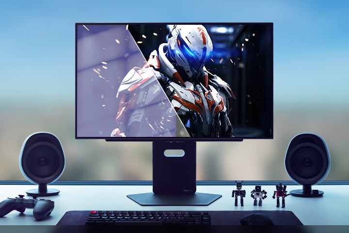 大型モニターにSF風のアーマーをまとったキャラクターが映し出された、未来的なデスクトップゲーミング環境。デスクの上には、コントローラー、スピーカー、メカニカルキーボード、そしてアクションフィギュアが配置されています。画面下部には、フリッカーフリー、アンチグレア、低ブルーライト、アイセーフティに関する複数のULおよびEyesafe認証が表示されています。