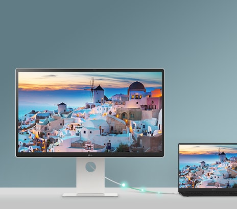 ノートパソコンがUSB-C経由でLG Smart Monitorに接続されている。USB-Cで充電しながら同じ画面を表示している。