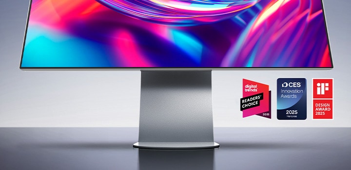 LG UltraFine™ evo 32U990A製品画像と、その下のロゴおよびアワードロゴ