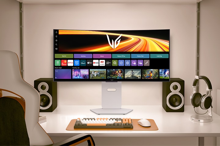 デスクに置かれた正面向きのモニターが、webOSの画像とゲームプレイの映像を交互に表示する動画です。