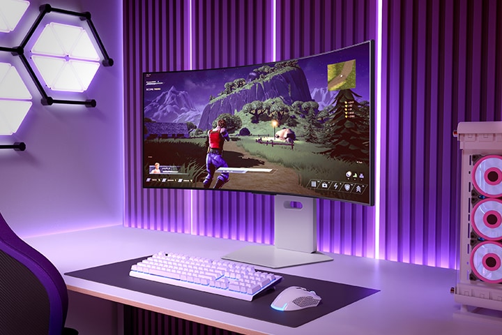 紫色の照明とPCタワーが近くにある鮮やかなゲーミングセットアップで、アクションアドベンチャーゲームを表示している湾曲ゲーミングモニター。