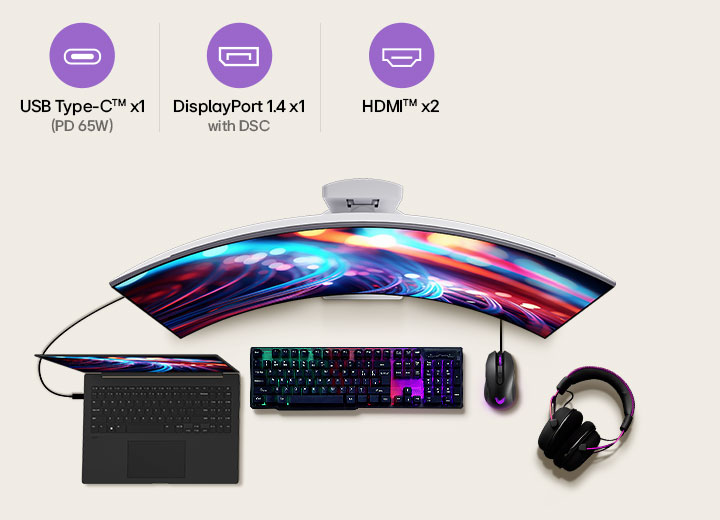 この画像は、USB Type-C™ （PD 65 W対応）、DisplayPort 1.4 (DSC対応)、HDMI™ 2.1ポートを含むLG曲面ゲーミングモニターの接続オプションと、ノートパソコン、キーボード、マウス、ヘッドセットのセットアップを示しており、多目的なゲーミングおよび作業環境を提供します。