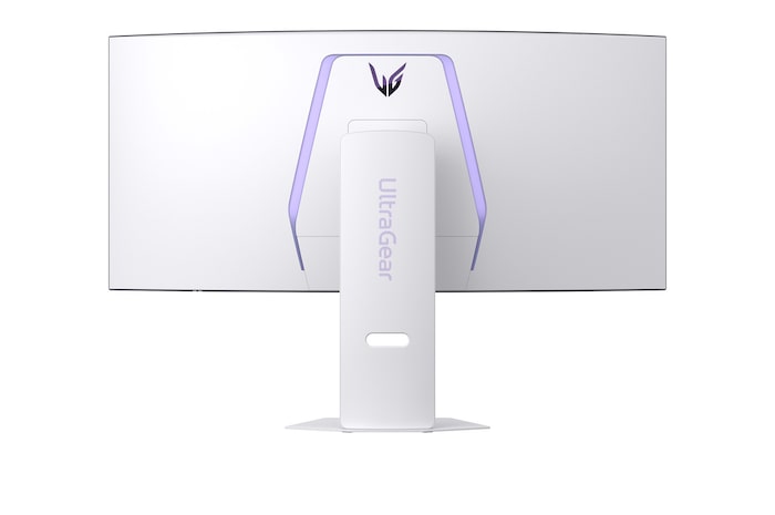 中世のホールで鳥を連れた黒い鎧の騎士。DCI-P3 98.5%とDisplayHDR 400を強調しています。