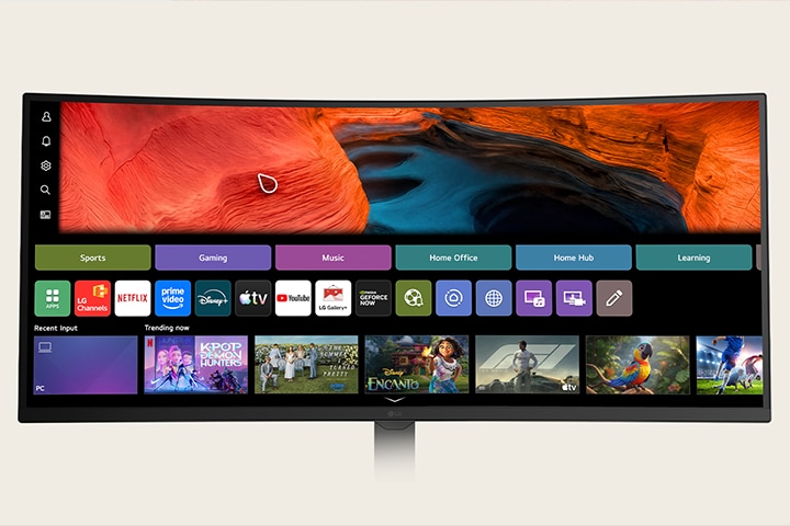 LGスマートモニターがwebOSのホームインターフェースにストリーミングサービスの中のLG Channelsアプリケーションを表示し、コンテンツのおすすめ、スポーツ、ゲーム、音楽、ホームハブのカテゴリを示し、スマートTVスタイルのナビゲーションと内蔵ストリーミング体験を強調しています