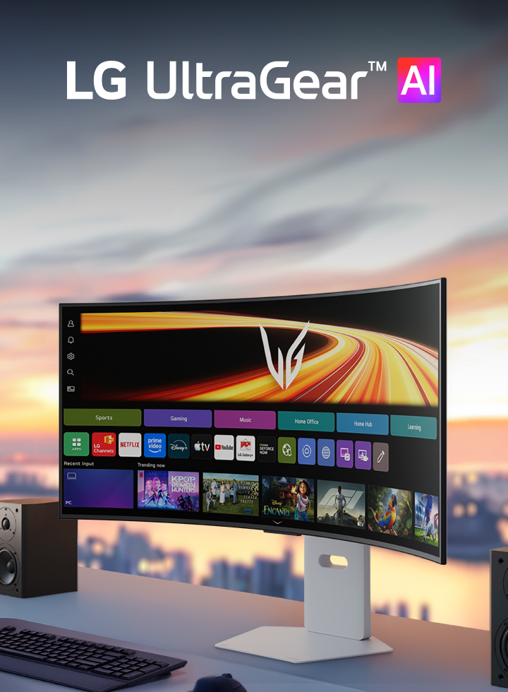 UltraGear™ GX9s OLED ゲーミングモニターが、湾曲した画面にwebOSインターフェースを表示し、ステレオスピーカーとともにデスクに設置されています。