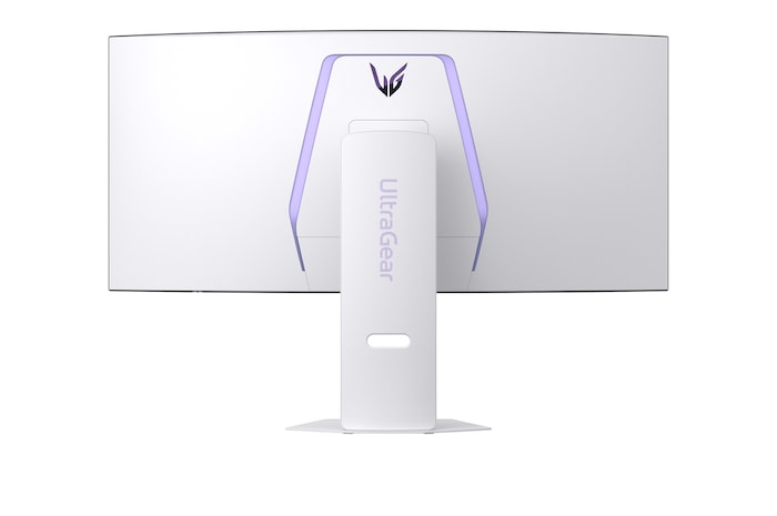 中世のホールで鳥を連れた黒い鎧の騎士。DCI-P3 98.5%とDisplayHDR 400を強調しています。