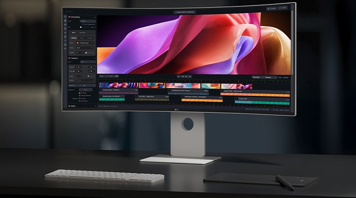 デスク上に、UltraFine™がキーボードとパッドとともに置いてある。画面には動画作成プログラムが映し出されている。