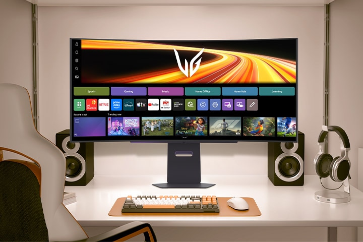 デスクに置かれた正面向きのモニターが、webOSの画像とゲームプレイの映像を交互に表示する動画です。