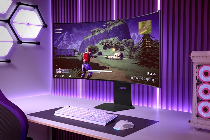 紫色の照明とPCタワーが近くにある鮮やかなゲーミングセットアップで、アクションアドベンチャーゲームを表示している湾曲ゲーミングモニター。
