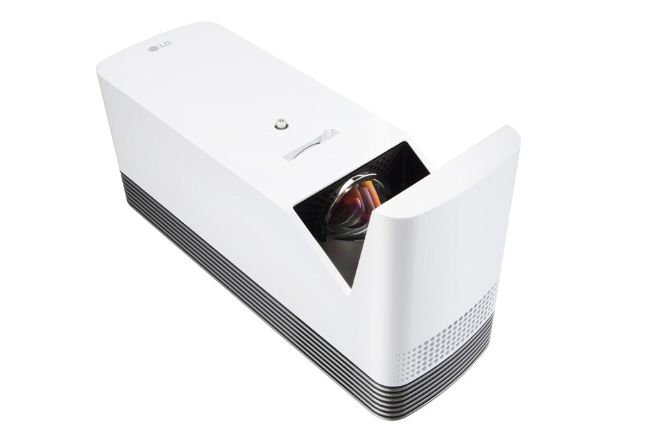 さらに進化した超短焦点モデル。わずか20cmの距離で120インチの大画面