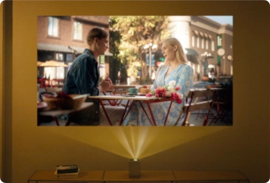 LG CineBeamが投影する、会話している2人の人の動画。