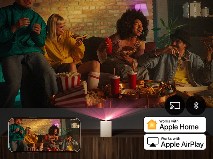 スマートフォンからLG CineBeamプロジェクターにミラーリングされた、パーティーの画像。