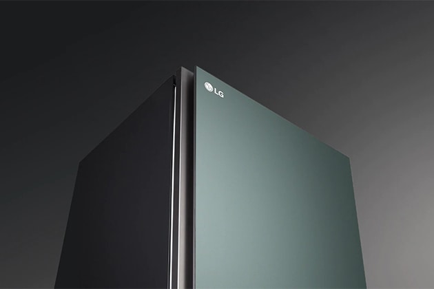 グリーンのLG Stylerの斜め上からのショット。モダンなデザイン。