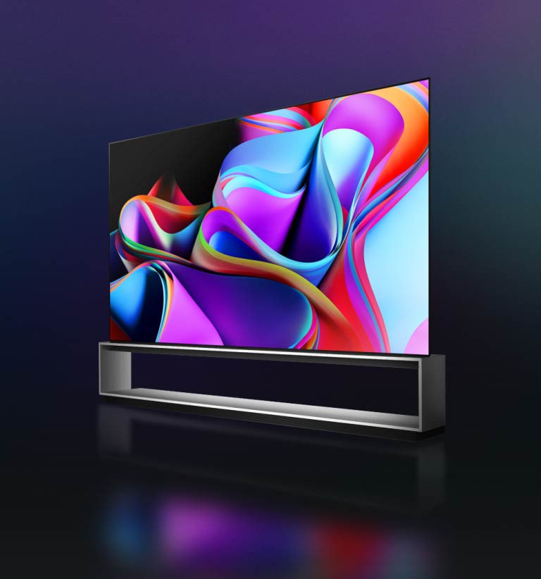 白のフォントの「LG SIGNATURE OLED 8K」という語と LG OLED Z3 のフロアスタンドが黒の背景に映し出される場面から始まる動画。単語が消え、OLED 画面がベースの上から登場します。映像がズームアウトして LG OLED Z3 全体が映し出されます。その画面にはカラフルな抽象アートワークが表示されており、背景は青と紫のグラデーションに変化します。