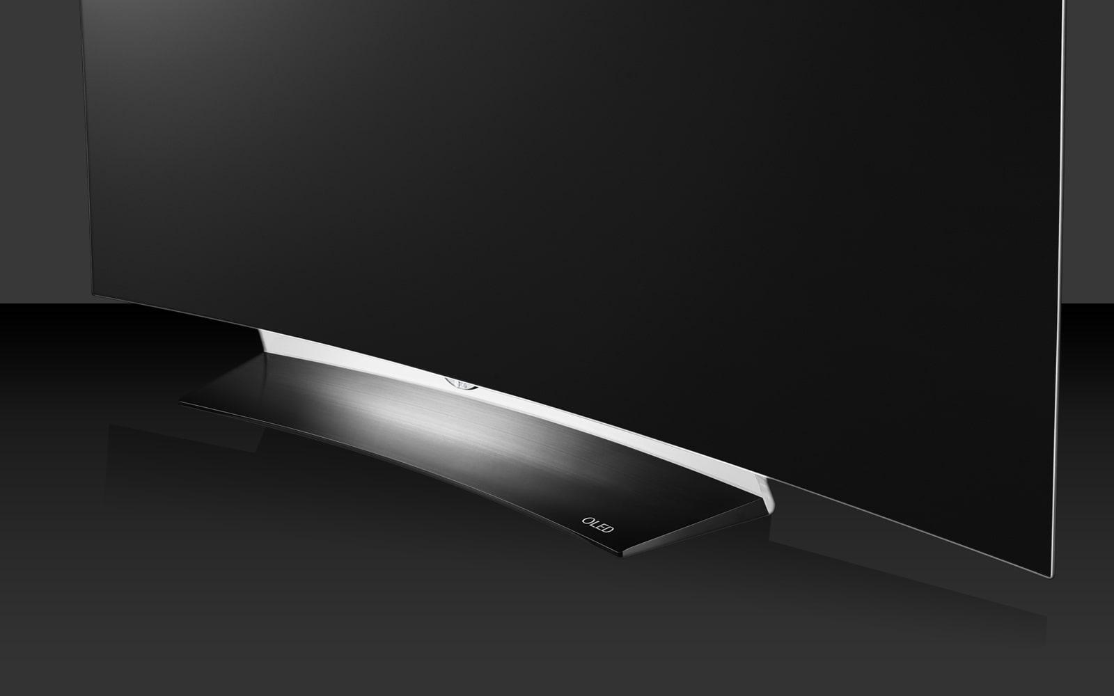 一目で違いを実感させる、傑出した表現力。カーブした画面も独創的な