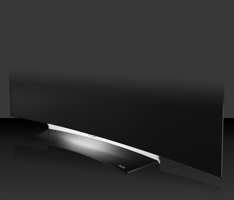 一目で違いを実感させる、傑出した表現力。カーブした画面も独創的な