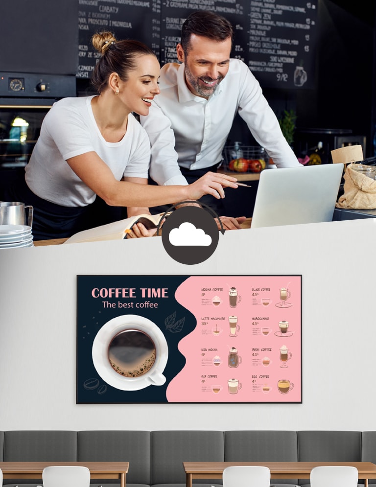 カフェのマネージャーがコンテンツ管理ソフトウェアを使用して、カフェの壁に設置されたディスプレイに表示するメニューを作成している。