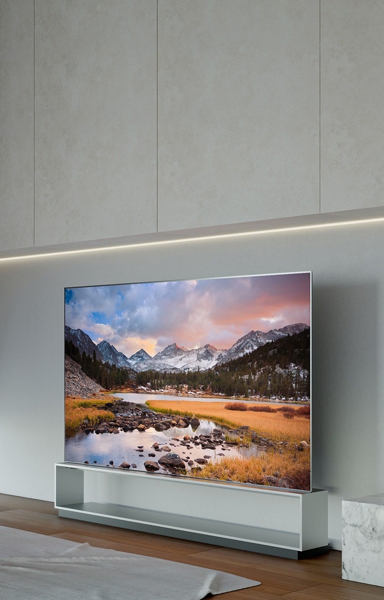 LG SIGNATURE OLED 8K TVは、モダンで豪華なリビングルームに配置されています。