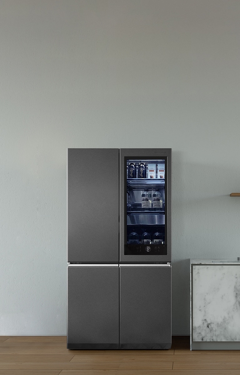 LG SIGNATURE冷蔵庫は、モダンで豪華なダイニングルームに設置されています。