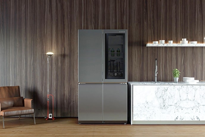 LG SIGNATURE冷蔵庫と大理石のキッチンカウンターと並列している		