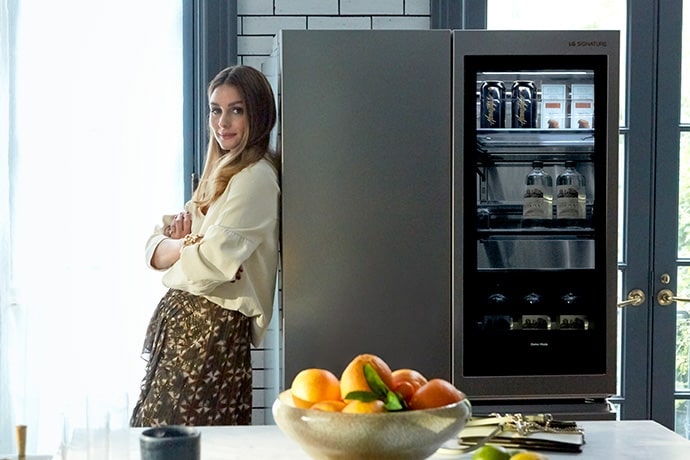 LG SIGNATURE冷蔵庫に寄り添うオリヴィア・パレルモ