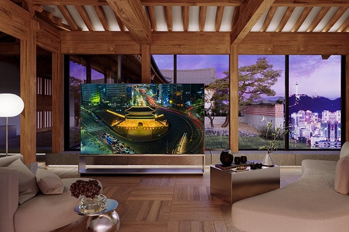 ソウルの都市を背景にした韓国の伝統的な家屋、韓屋のリビングルームに置かれたLG SIGNATURE 8K有機ELテレビ。