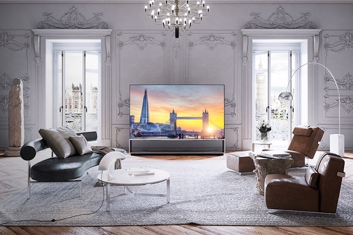ヴィクトリア調の天井装飾や寄木細工の床が目を引く部屋に、Flexformの家具アイテムと並んでLG SIGNATURE 8K有機ELテレビが置かれています。