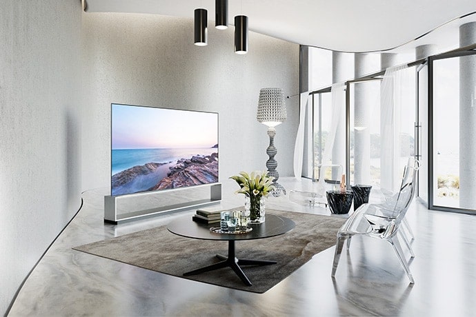 Kartellの家具と共にモダンでラグジュアリーなリビングに設置されたLG SIGNATURE OLED 8K TV ZX。