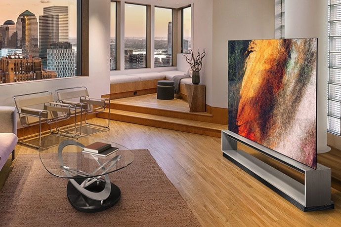 リグナムバイタ木材が印象的なリビングルームに配置されたLG SIGNATURE 8K有機ELテレビ。