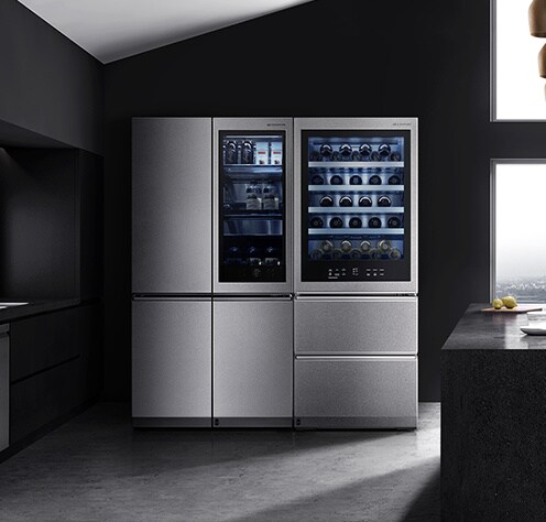 LG SIGNATURE冷蔵庫とWineCellarは、太陽光が差し込むモダンなキッチンの片側に設置されています。
