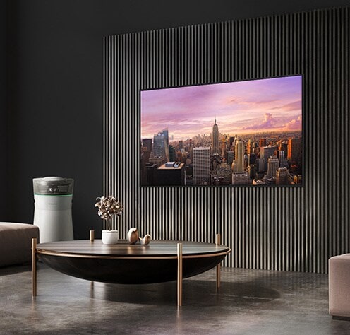 LG SIGNATURE OLED 8Kは、シックなリビングルームの隣にLG SIGNATURE AirPurifierを置いて壁に掛けています。