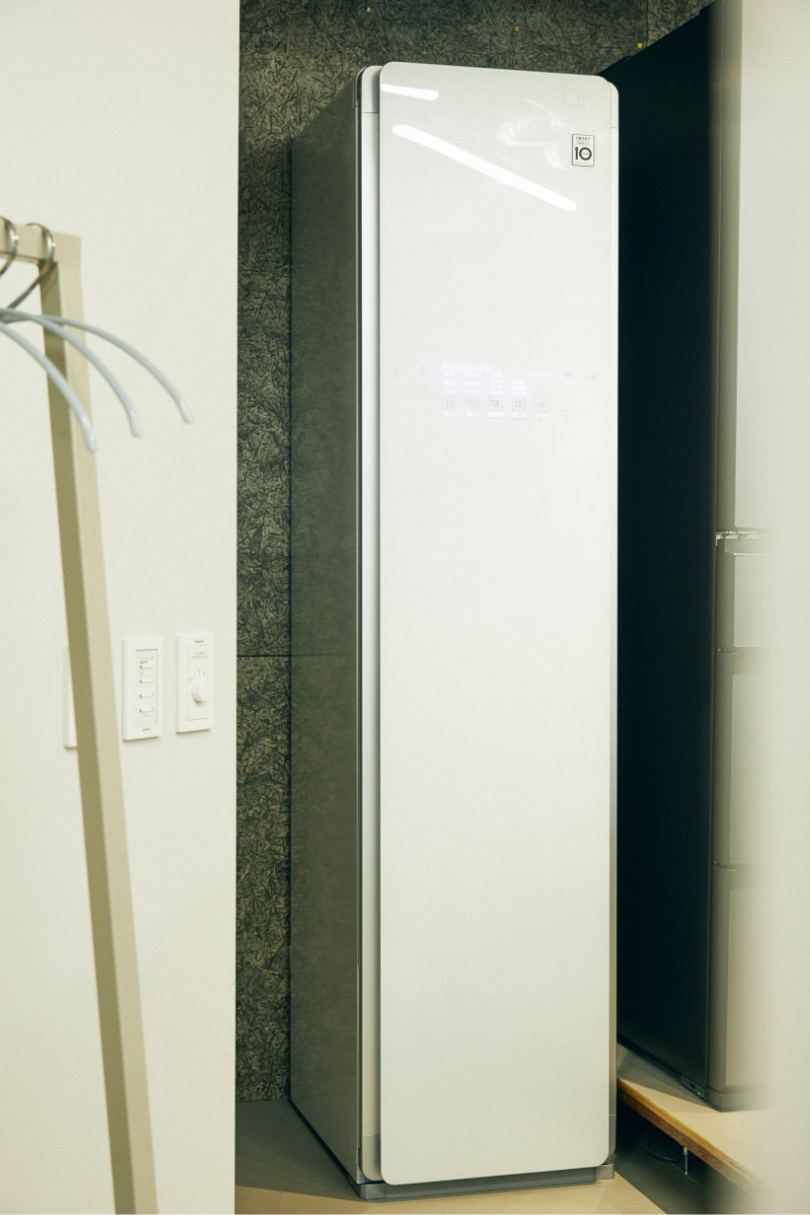 コンセプトは同じで、こちらにも心地のいいLDKスペースが。そこにあるキッチンスペースの一角にLG Stylerが設置されています。