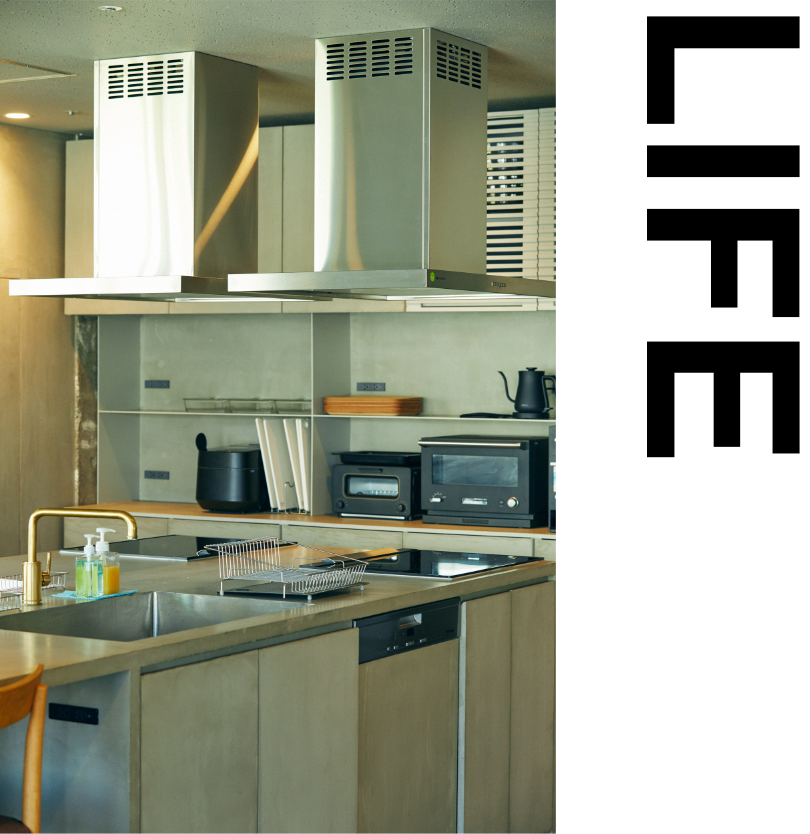 レンジやオーブン、炊飯器やIHコンロのあるキッチンスペースもあり、貸切（予約制）で社内イベントなどにも利用可能。そして７階には『LDK』と名前がつけられたスペースも併設。心地よく日差しが差し込むLDKスペースでは仮眠をしたり食事をしたり、まさに自宅にいるかのようにくつろぐことが可能。