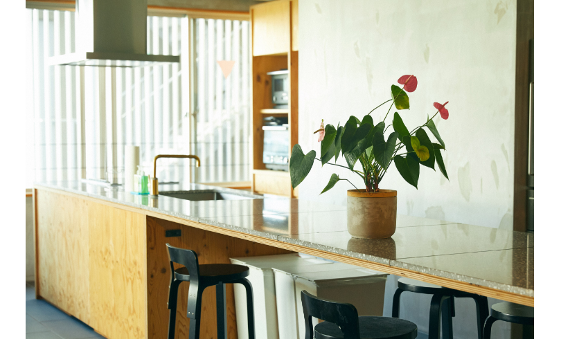 こちらにもレンジやオーブン、炊飯器やIHコンロのあるキッチンスペースがあり、誰もが利用可能。職場で自炊できる環境が整っています。さらにその隣の部屋にはランドリーも設置される充実ぶり。想像以上の環境がここにはありました。