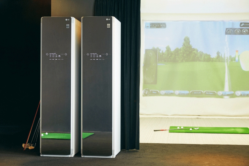 ただ、LG Stylerを取り入れてからそのストレスからも解放されたという。 「クリーニング屋へ出す、取りに行くというロスと手間が解消されただけでも自由を感じますね。しかも、ふかふかの着用感を感じながらゴルフ場へ向かうわけですから、気分良く最初のティーグラウンドに立つことができる。シューズやドライバーのヘッドカバーなど、なかなかケアするのが難しいものに対応してくれるのも嬉しいですね」。