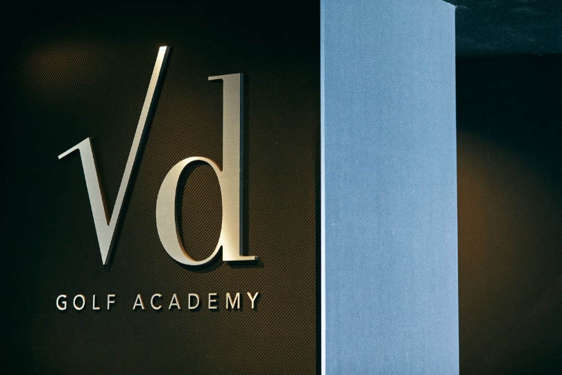 結果に最大限コミットするとして、今や日本一高額なゴルフレッスンを謳いながらも、多くの人が殺到し半年以上予約待ちの状況が続いているほど。