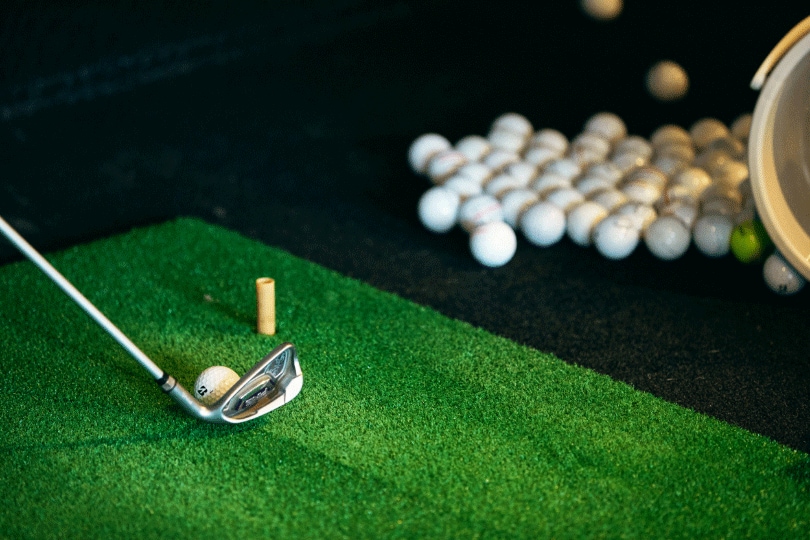 「例えばですけど、月7000円とか月1万円でレッスン受け放題というのは現状一般的。それに安住してしまっているから、日本の理論も遅々として進まないどころかレベルがどんどん下がっていくんです。様々な要素が絡み合っているからこそ面白いのがゴルフ。当然教える側も、スポーツ力学、行動心理学、スポーツバイオメカニクスなどが頭に入っていないといけません。現状に甘んじるのであれば、学ばなくていい分野もありますが発展は見込めませんよね。アメリカのレッスンプロなんて博士号レベルの人間ばかりですから。お客さんが喜ぶから値段を下げるのは、本人が勉強しない言い訳を作ってるにすぎないと思います」。